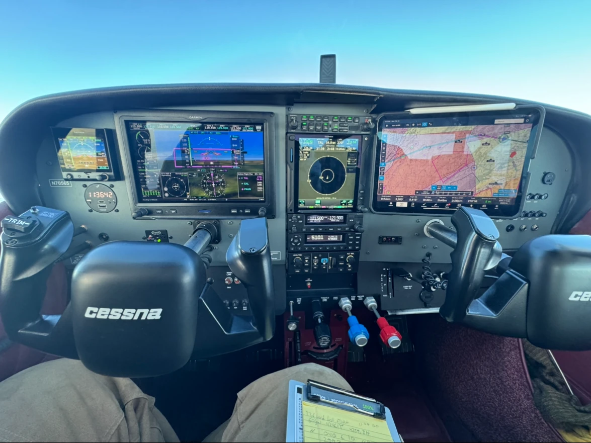 Cessna 182 Skylane cabin interior