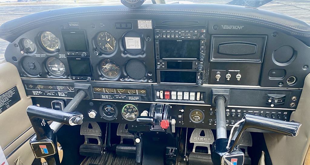 Piper Archer N7820C cockpit seats