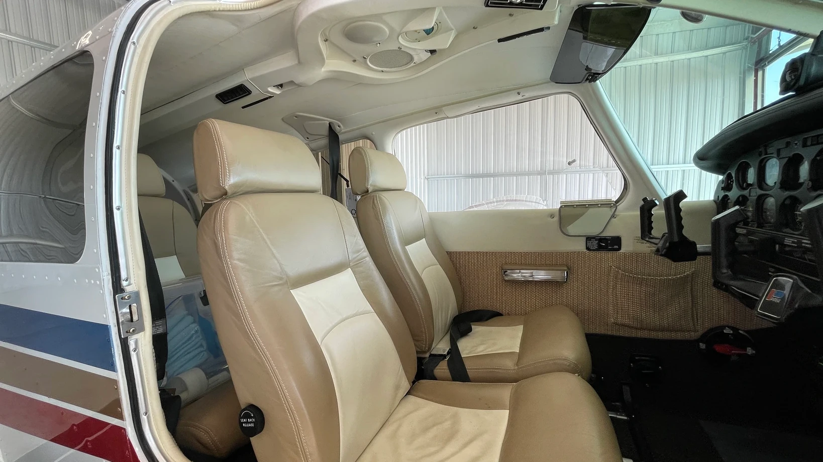 Piper Archer II interior seats